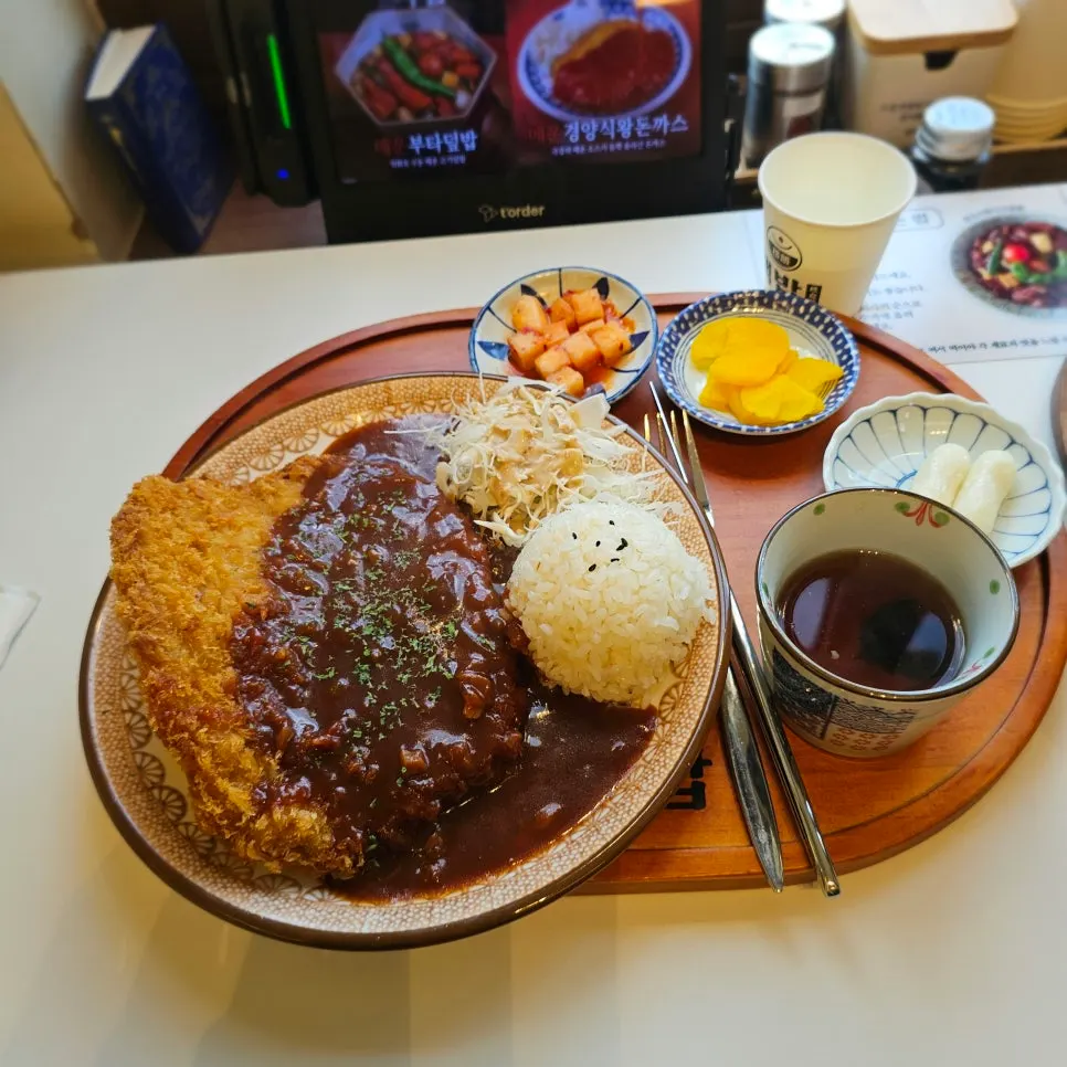 Western-style king pork cutlet with rice and sauce