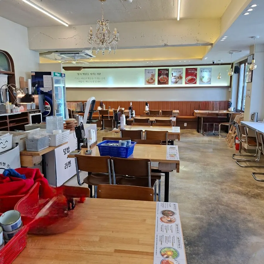 핵밥 까치산점 테이블 세팅