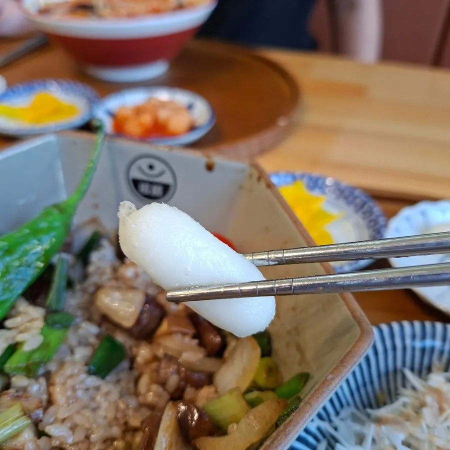 세 메뉴가 함께 놓인 식사 마무리 상