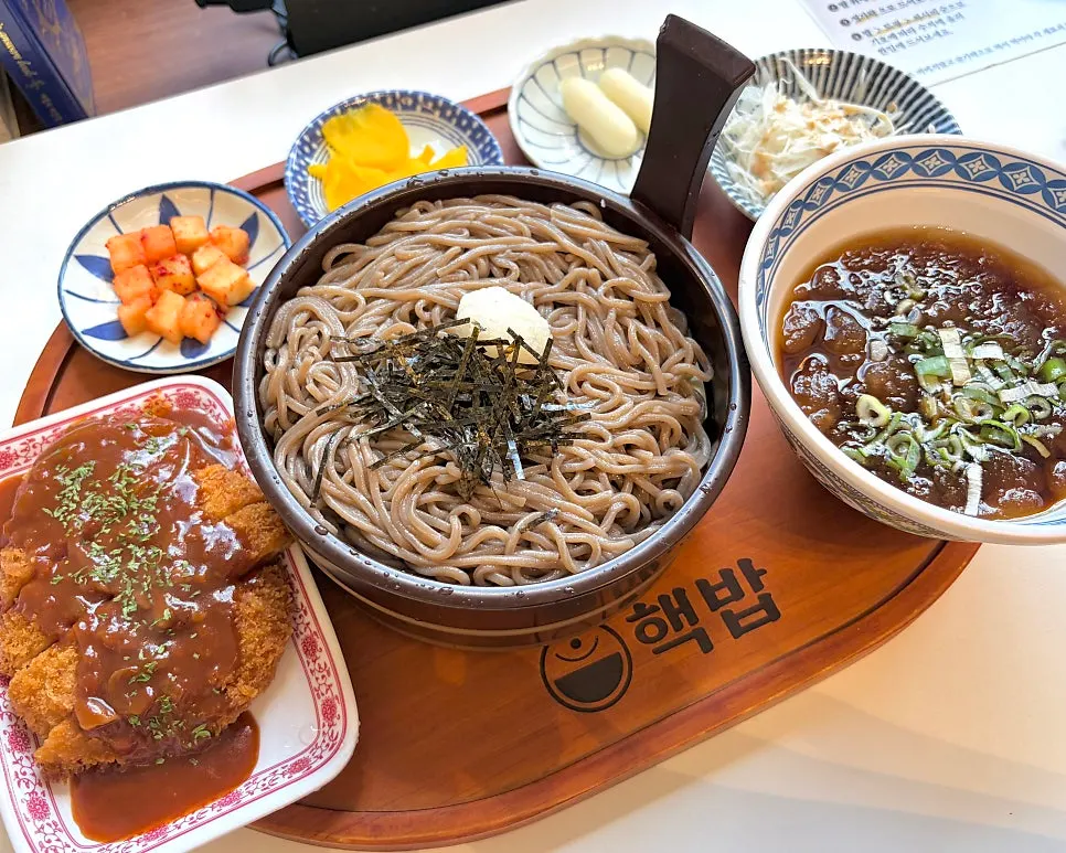 단무지 깍두기 꿀 치즈떡 양배추 샐러드 반찬