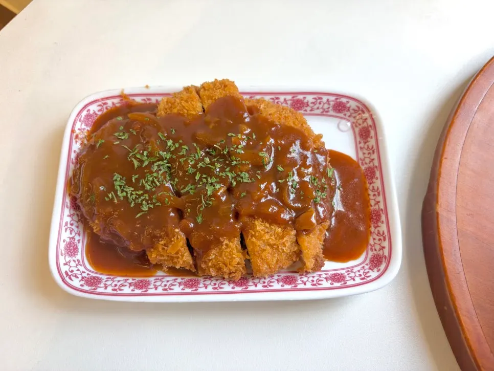 소스가 듬뿍 뿌려진 경양식 돈까스