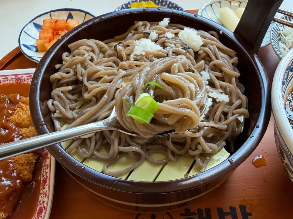 살얼음 띄운 국물과 함께 나온 자루소바