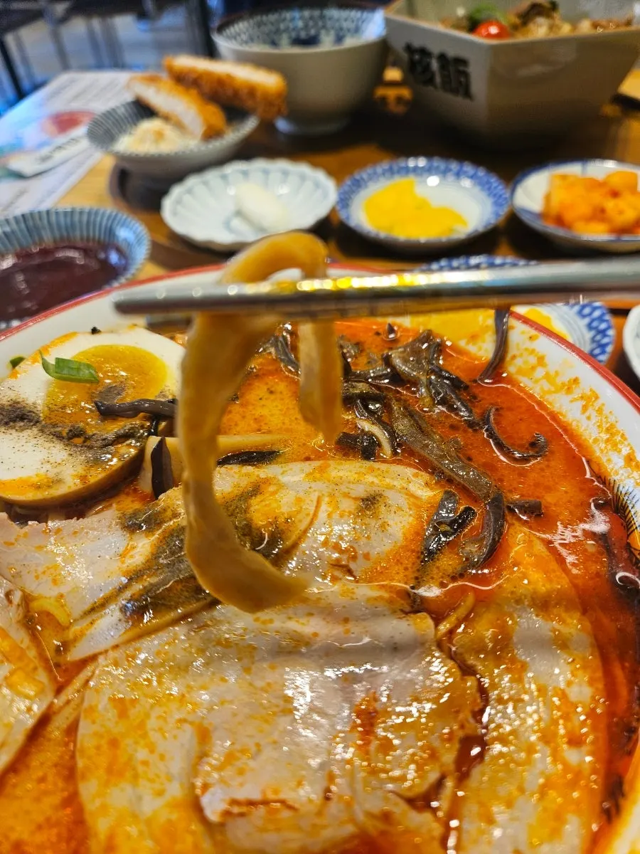 Contents of the spicy ramen after stirring the noodles