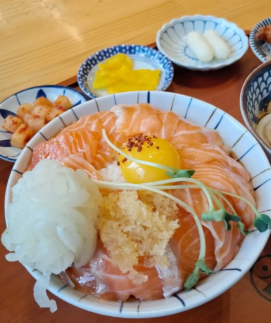 Vertical photo of the salmon rice bowl set at Hekbap Kkachisan Branch