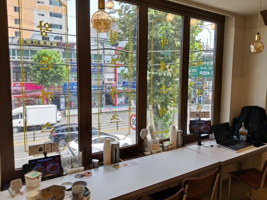 Second-floor solo-dining window seats
