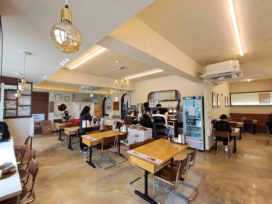 Neatly arranged interior of Hekbap Kkachisan Branch