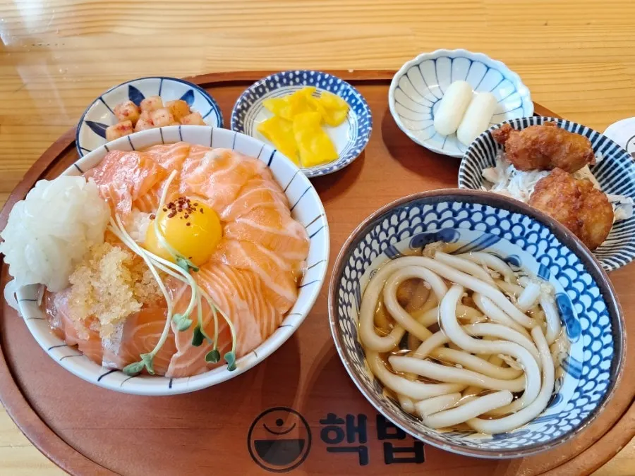 Salmon rice bowl set served with fried chicken and mini udon