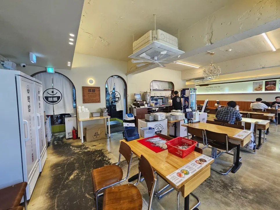 Tables inside Hekbap Kkachisan Branch