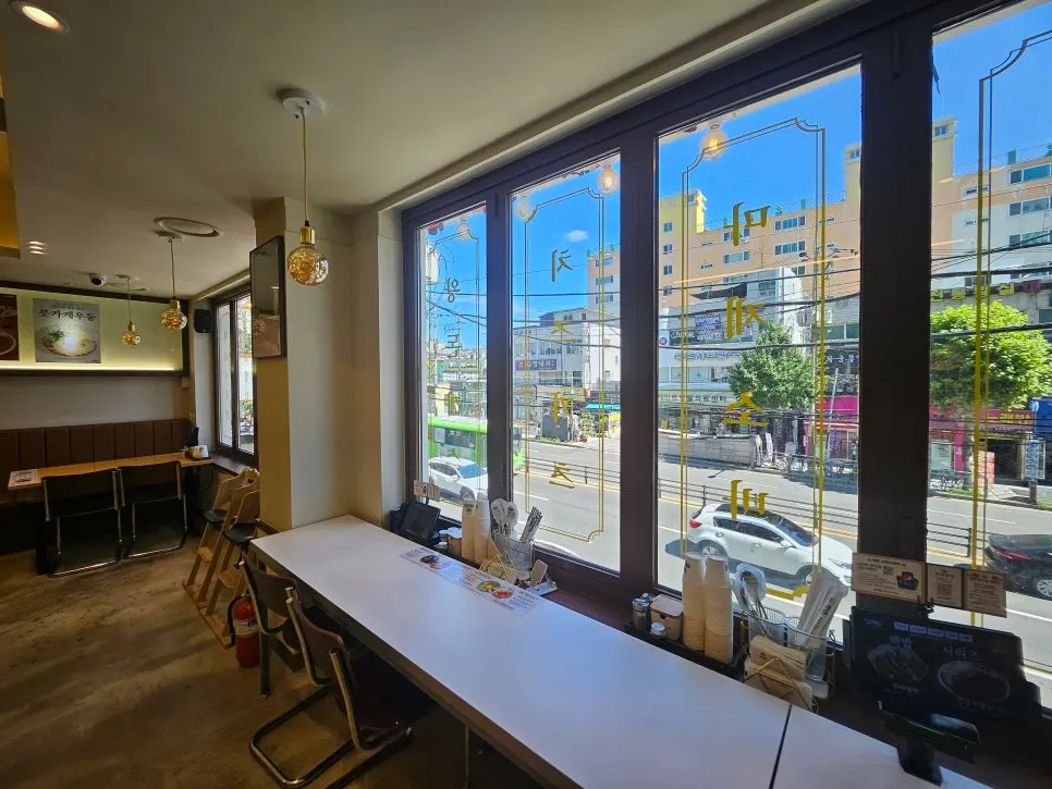 Spacious seating inside Hekbap Kkachisan Branch