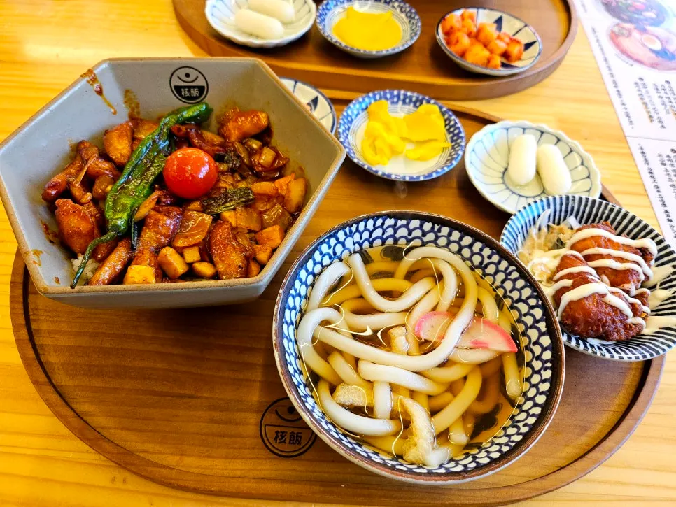 Kara ramen set and pork jowl rice bowl set