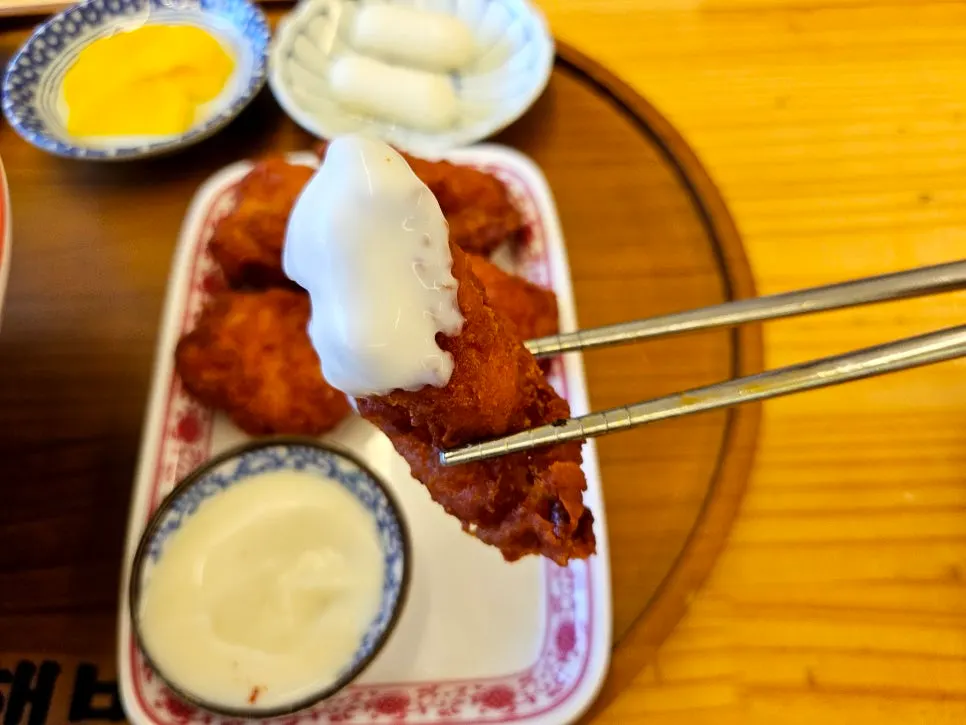 Crispy fried chicken eaten with sauce