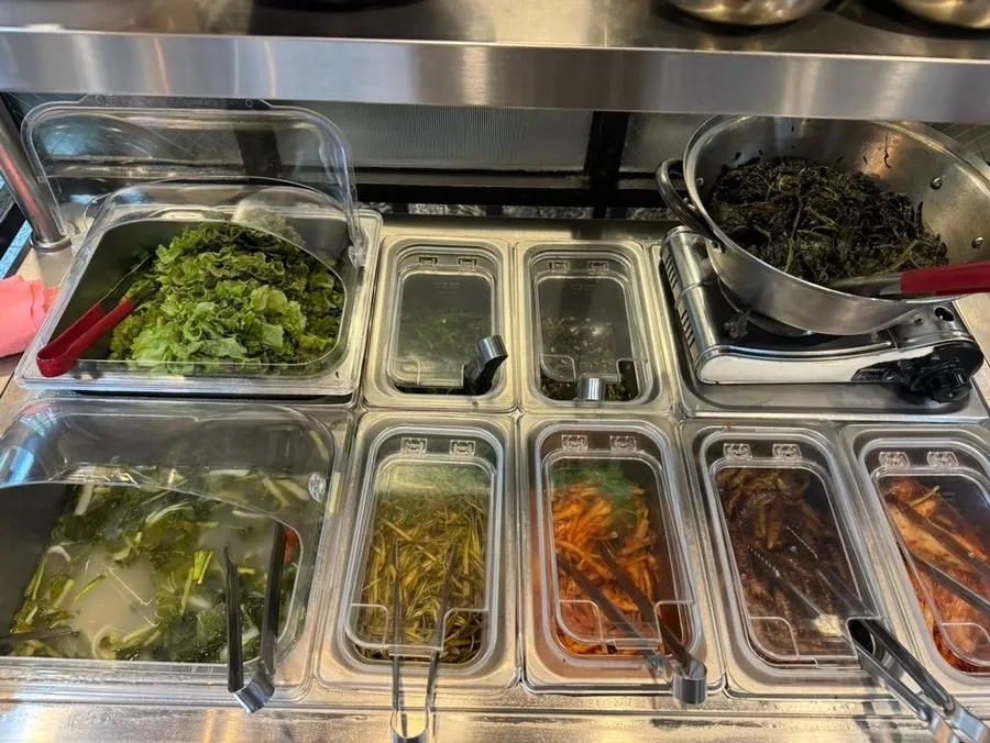 Side-dish sales corner at the entrance