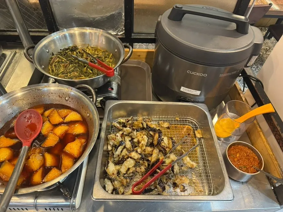 Unlimited self-serve side-dish corner