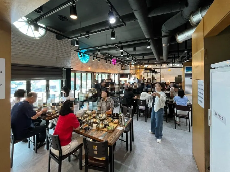 Spacious interior of the Korean set-meal restaurant