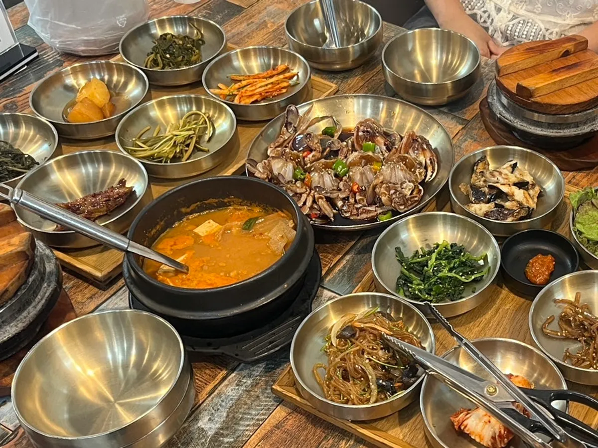 Soy-marinated crab Korean set-meal spread