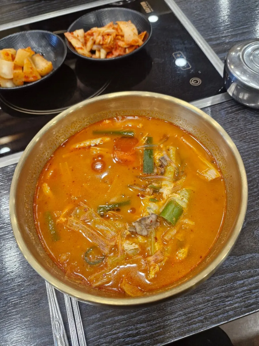 Seolleongtang with kimchi side dishes