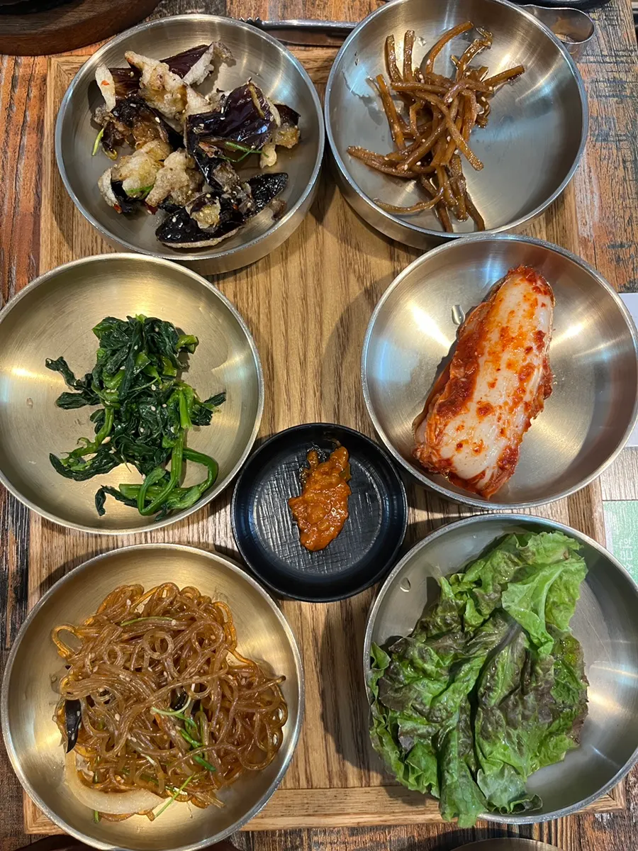 12첩으로 차려진 반찬 접시들