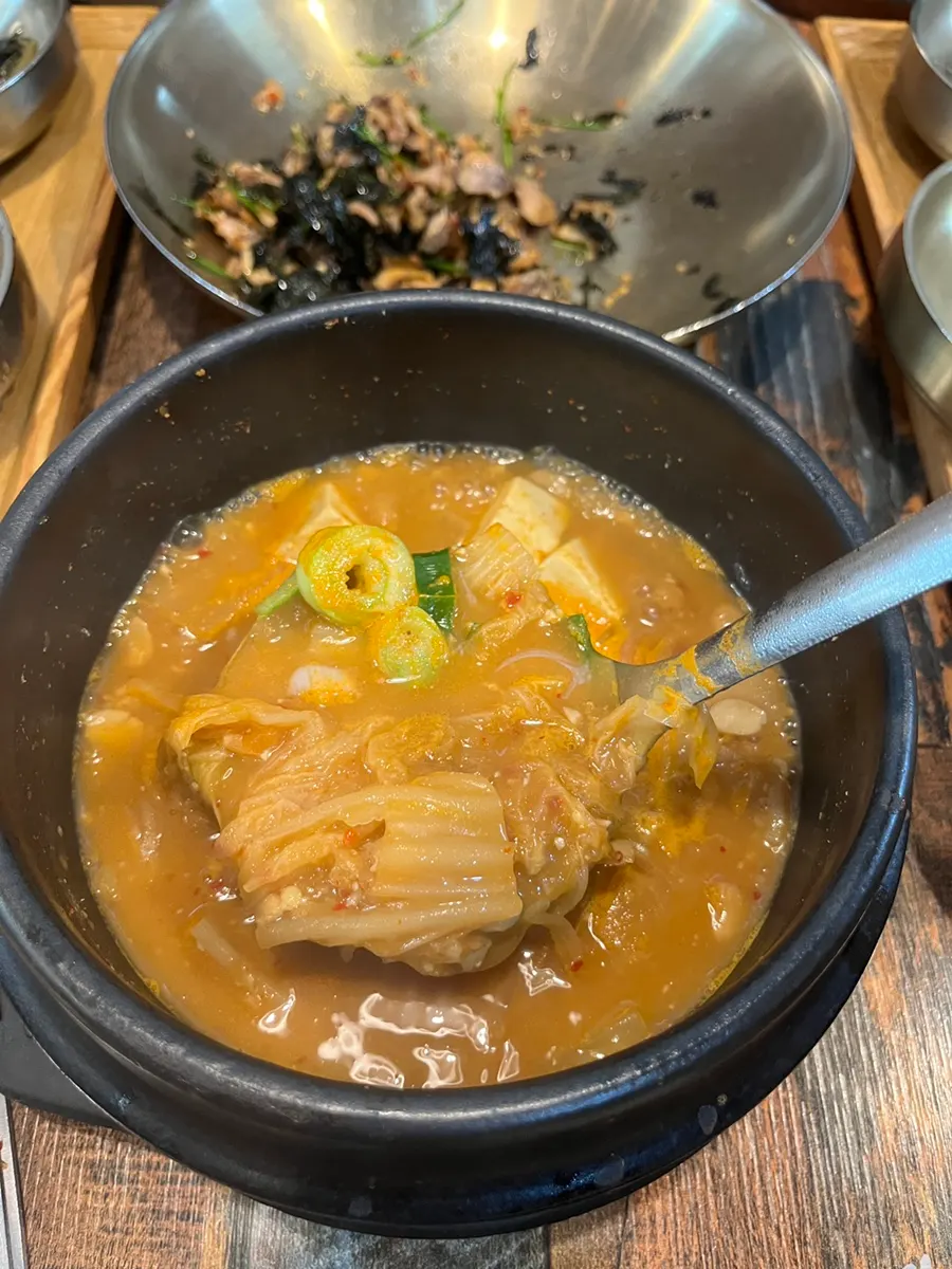 밥을 덜어 누룽지를 만드는 돌솥