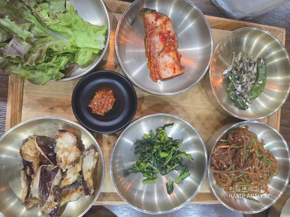 돌솥밥과 된장찌개, 반찬이 차려진 2인 상차림