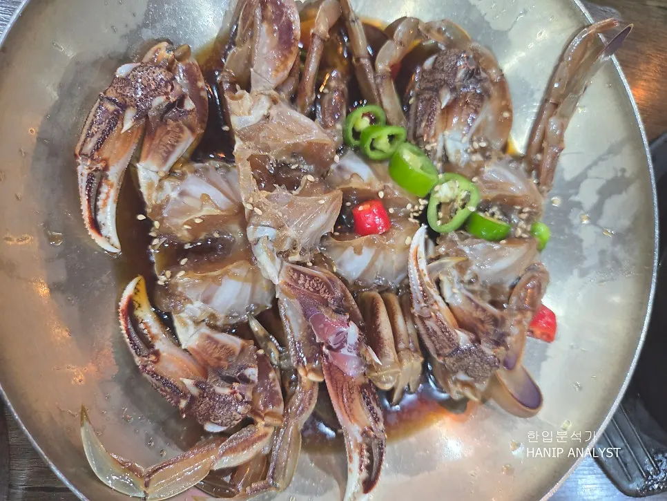 김치와 나물, 잡채 등 기본 반찬 접시