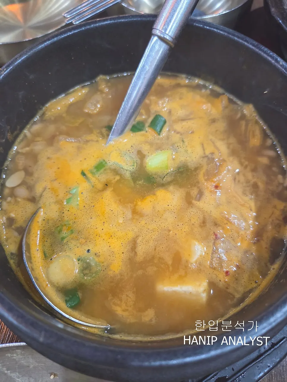 게살을 발라 밥 위에 올린 간장게장