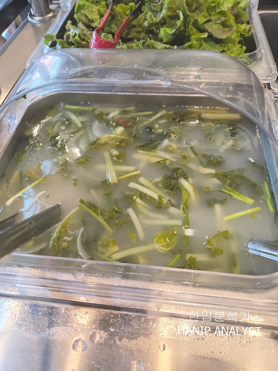 식사 중인 돌솥밥과 반찬 접시