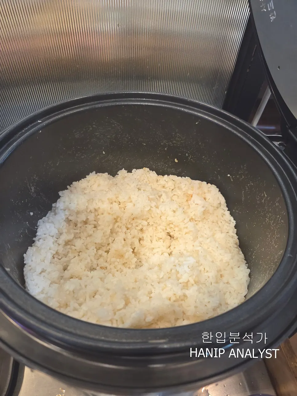 간장게장과 반찬을 함께 곁들인 식사