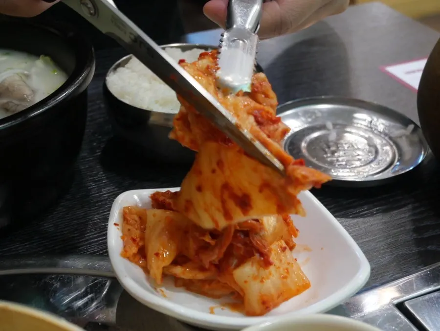 먹기 좋게 자르는 김치와 깍두기