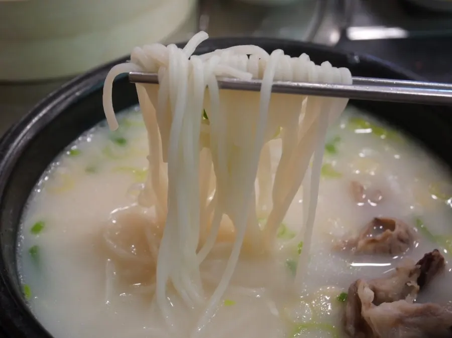 밥과 함께 먹는 설렁탕 고기