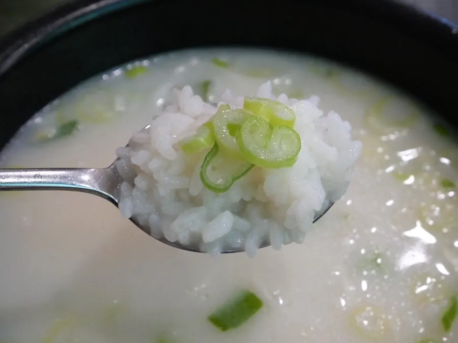 소면과 밥을 곁들인 설렁탕