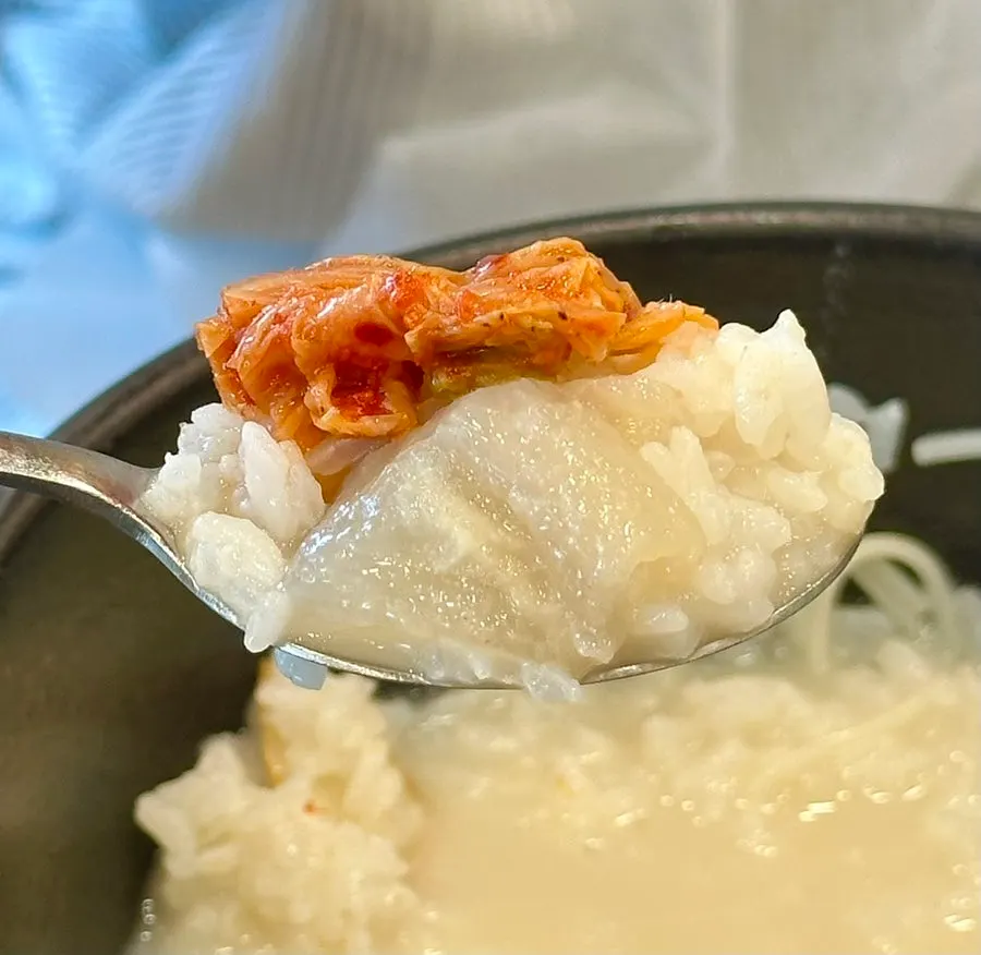 큼지막한 도가니가 든 도가니탕