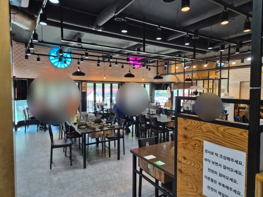 평일 점심 차로 가득한 식당 주차장