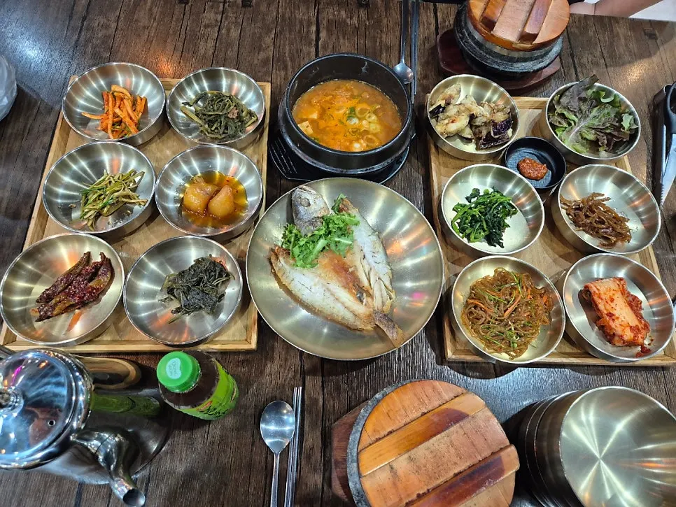 정갈하게 차려진 기본 반찬 한 상