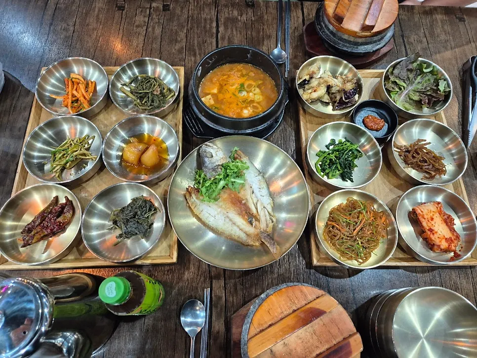 도라지무침 시래기나물 등 나물 반찬 접시들