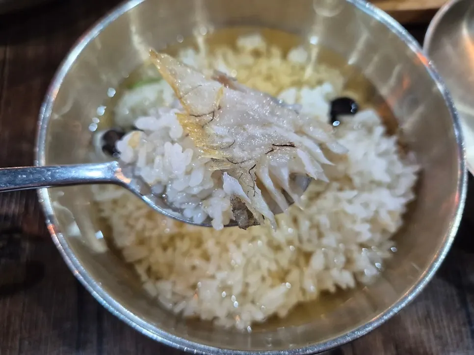 녹차물에 만 밥과 보리굴비