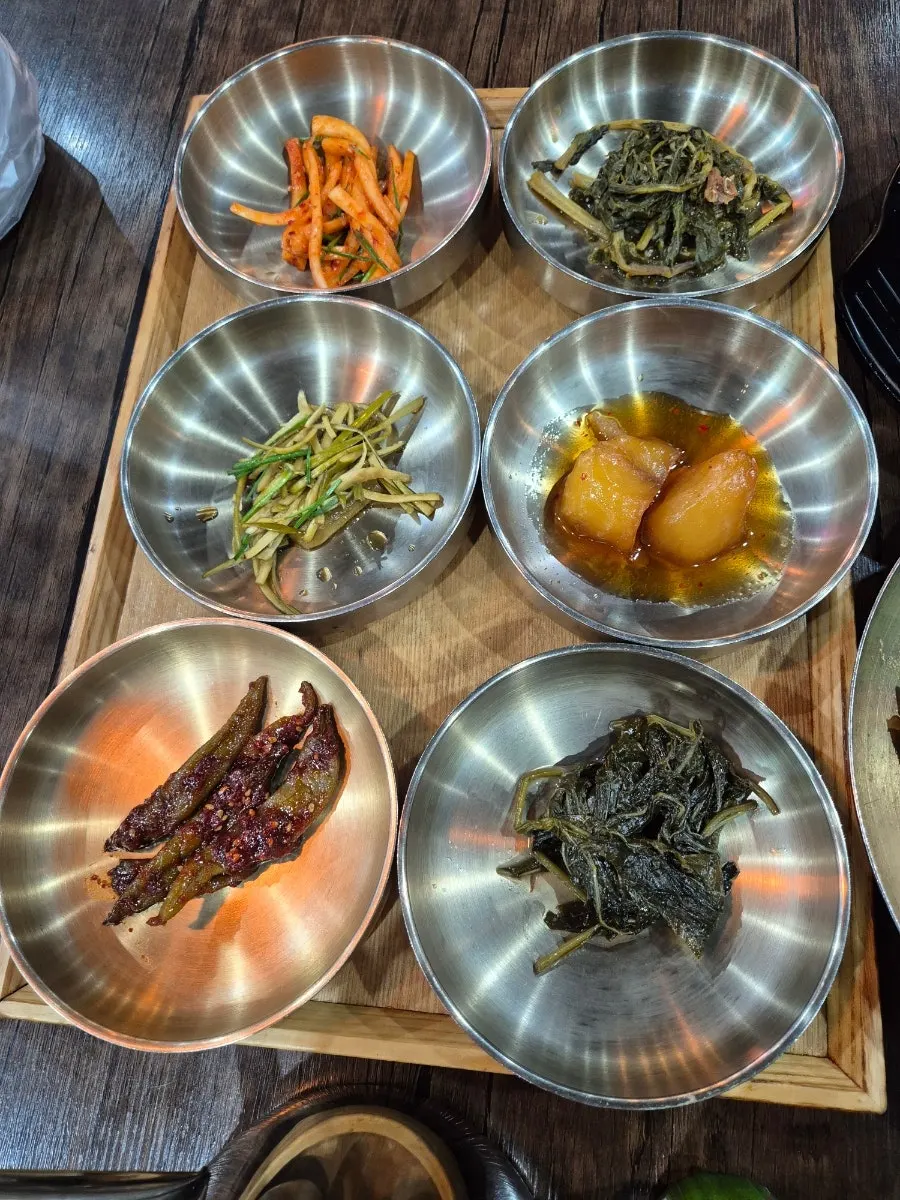 보리굴비와 반찬을 곁들인 밥상