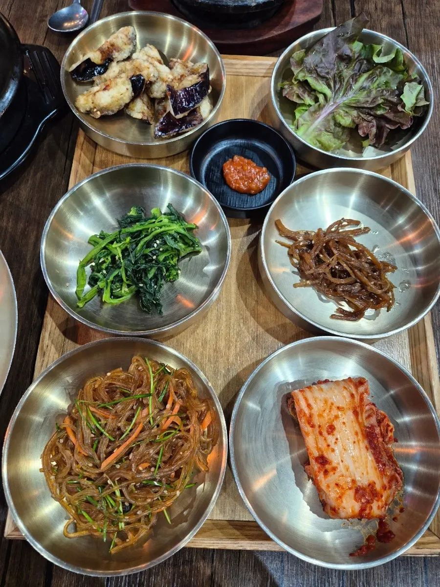 반찬이 가득 놓인 한정식 상차림