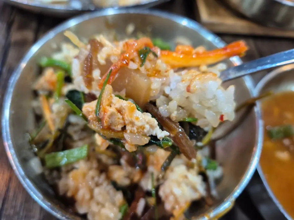 열무김치와 나물을 올린 비빔밥