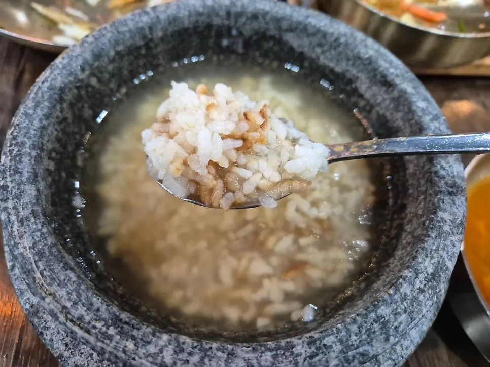 식사 중인 한정식 상차림