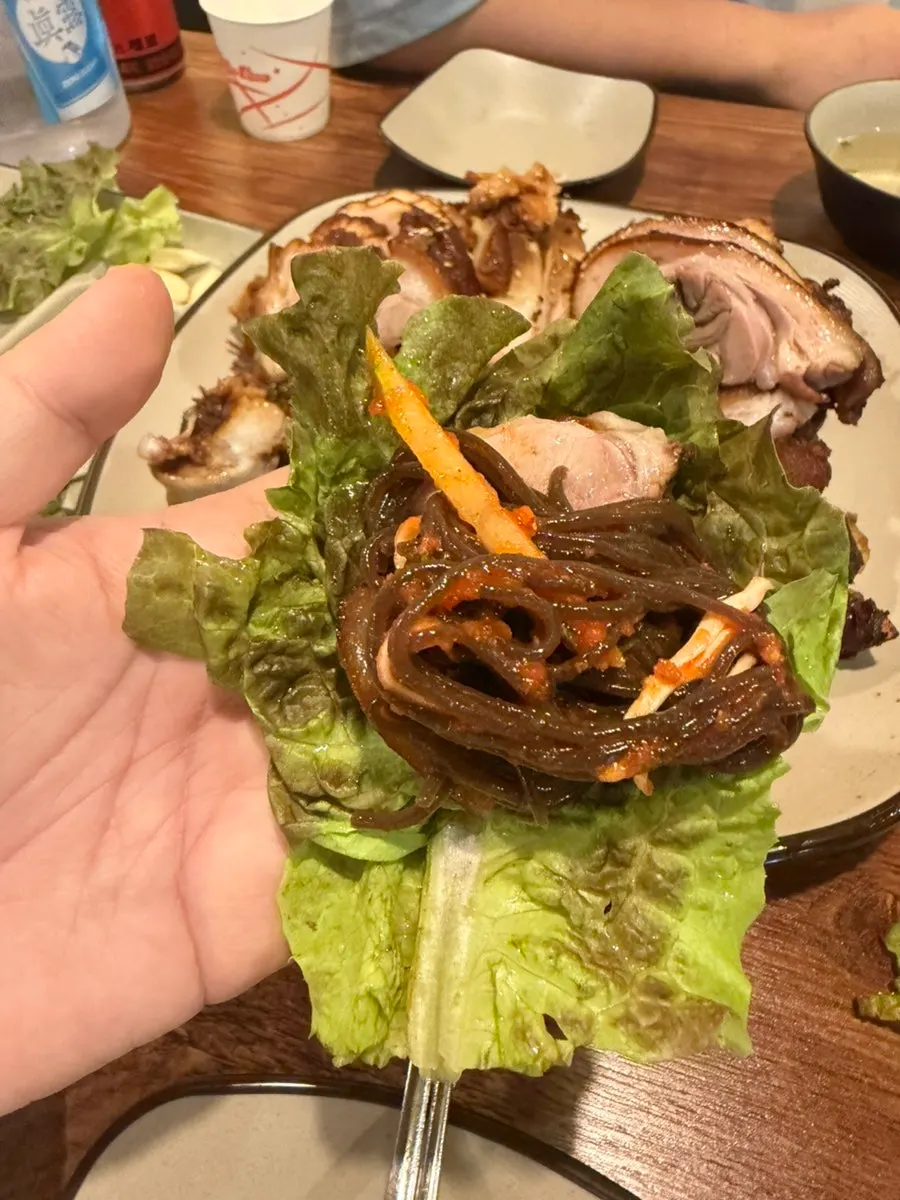 족발과 과일막국수를 함께 차린 상