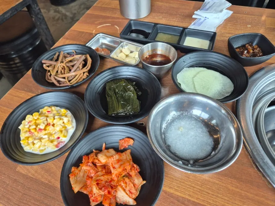 Full lunch spread at Kkamang Dwaeji Jungmun Branch