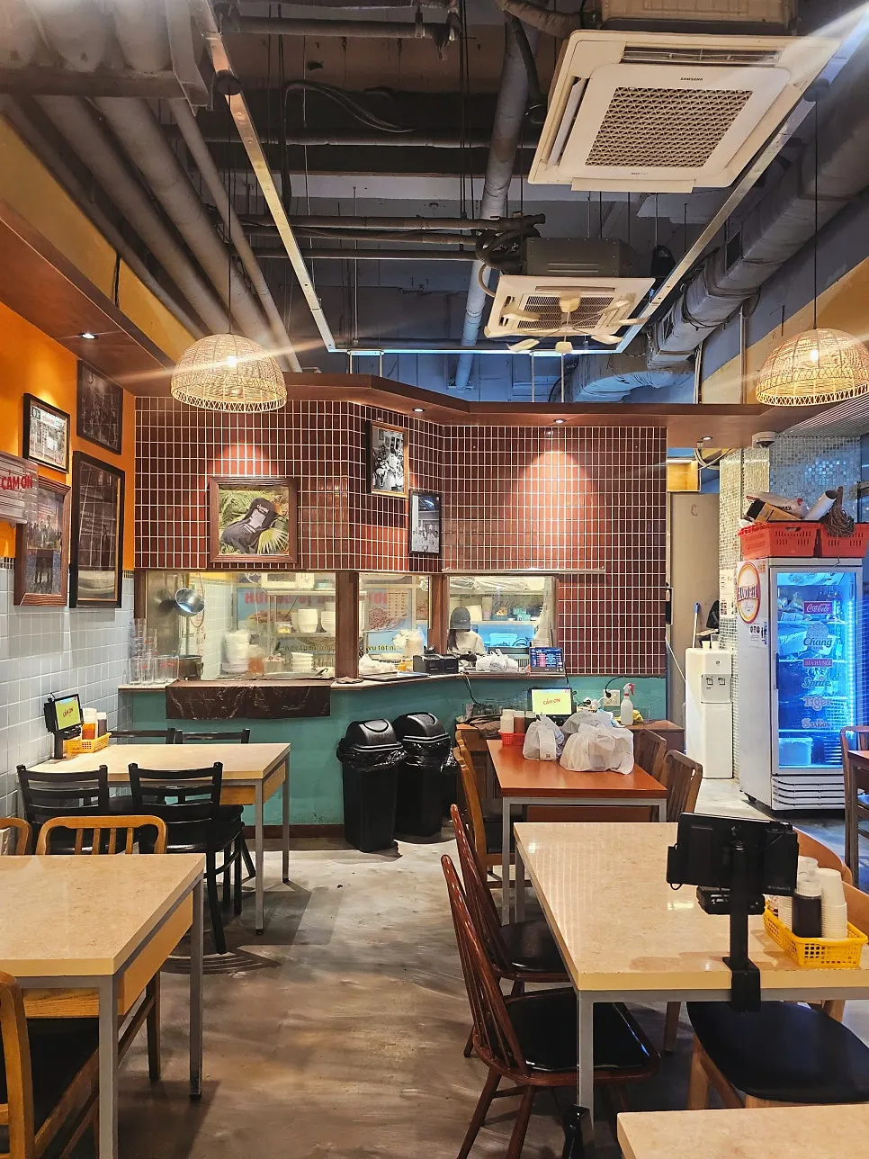 Hall seating and interior of Kkamon Bundang Jeongja Direct Store
