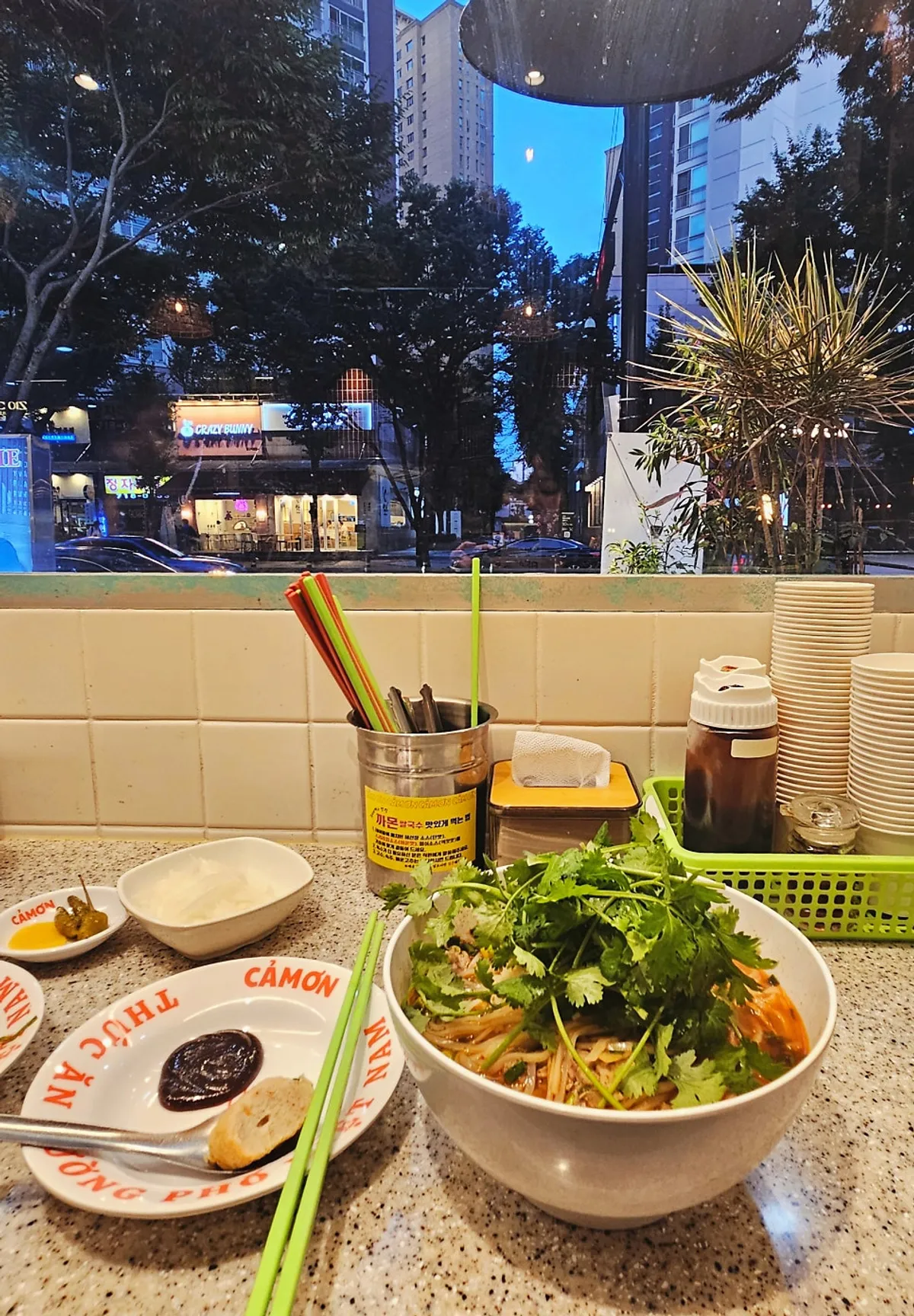 Kkamon Jeongja branch with a lively atmosphere as the sun sets