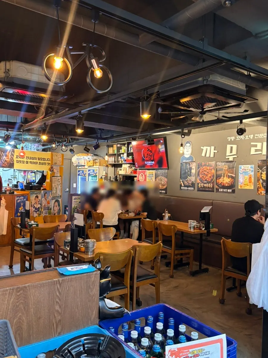 Comfortable interior atmosphere at Kkamuri for a relaxed drink
