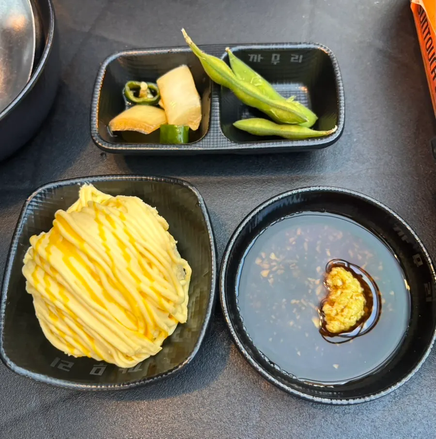 Basic sauce and rabokki crackers served first