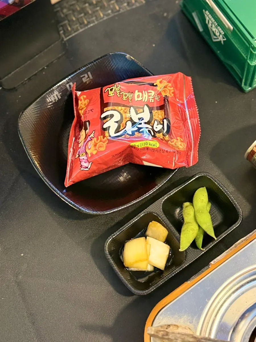 기본 안주로 나온 라볶이 과자 한 접시