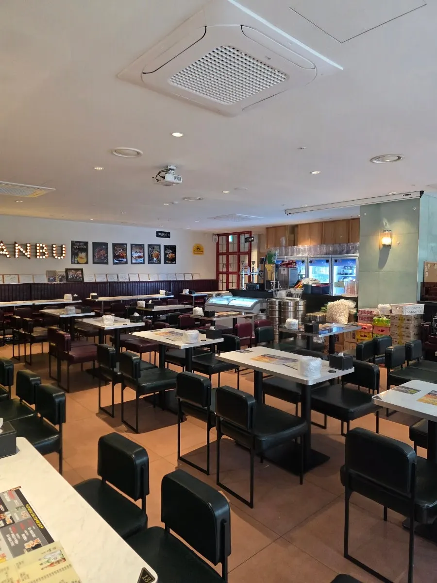 Table layout inside Kkanbu Chicken Nambu Terminal Branch