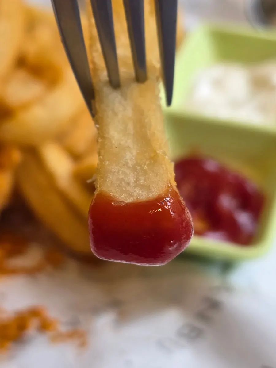 Two types of sauce served with the fries