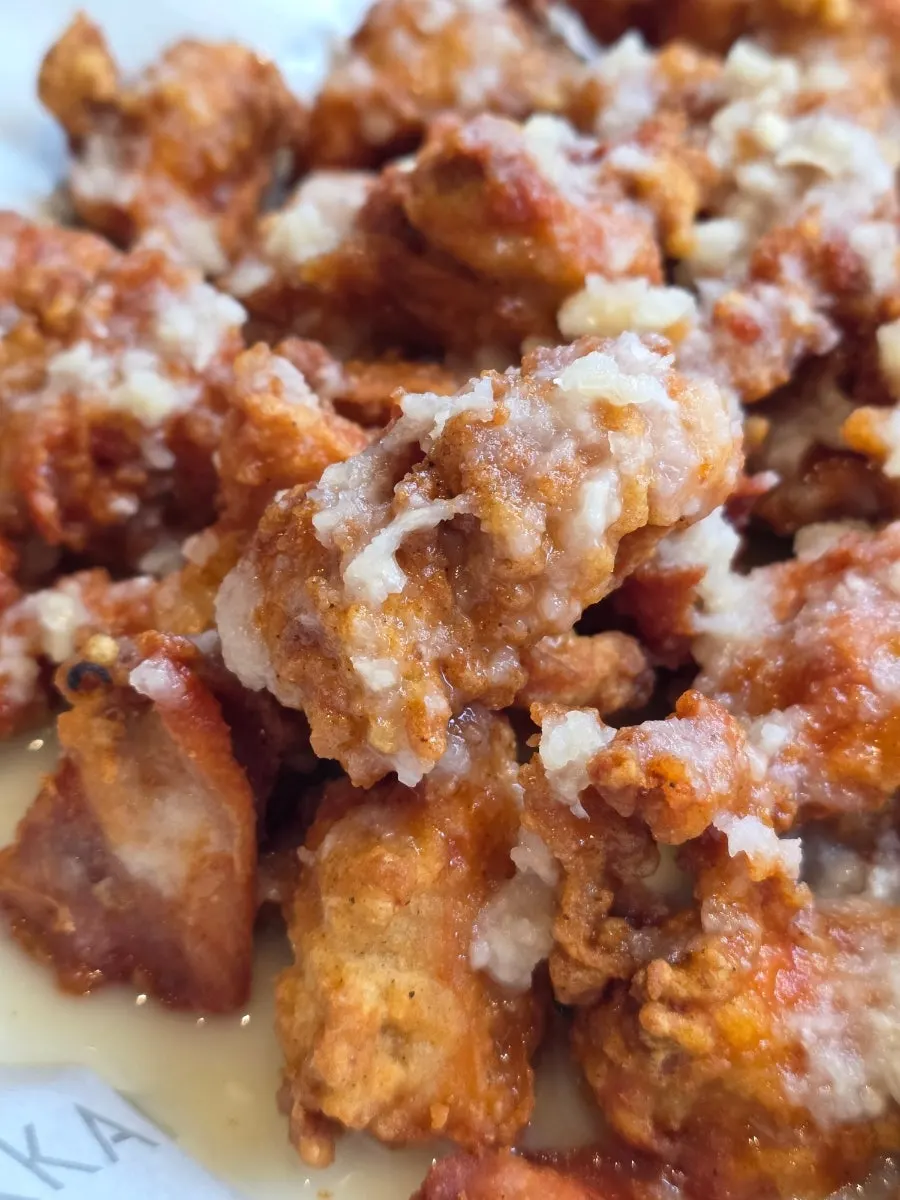 Bite-sized garlic boneless chicken resembling karaage