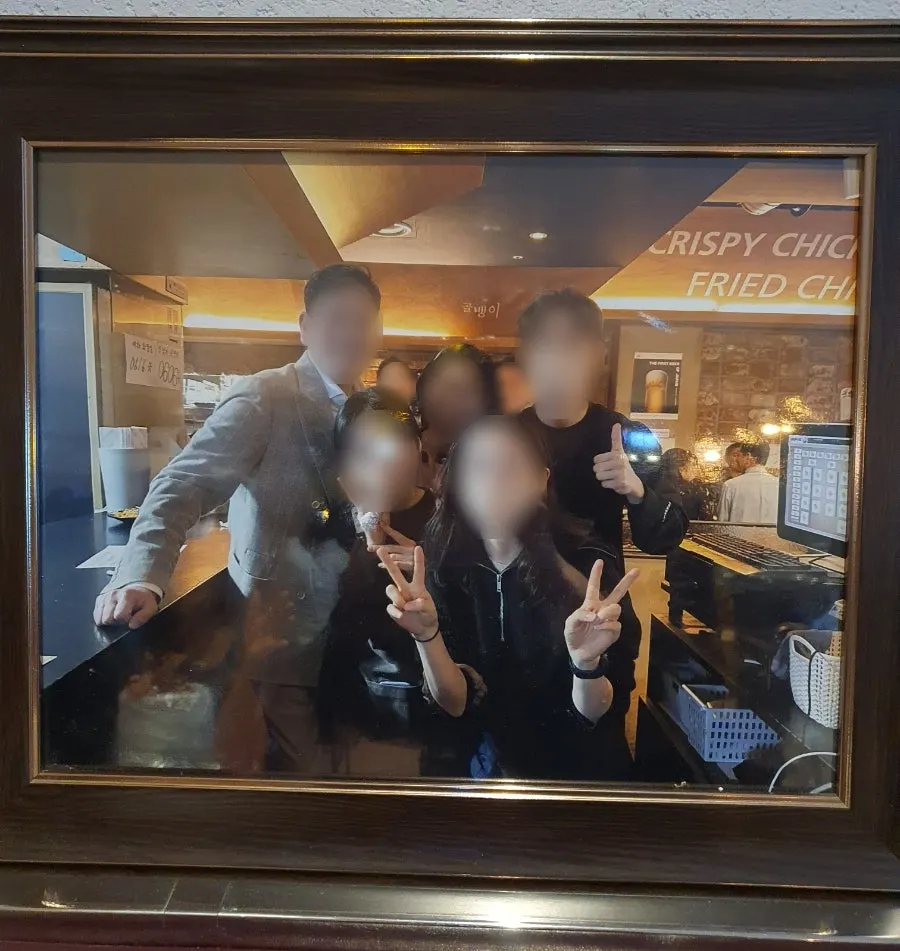 매장 벽에 걸린 사진과 사인 액자